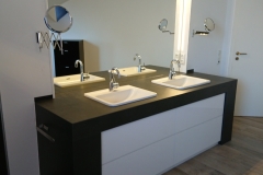 zwei Waschbecken
