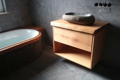 Eiche mit Naturkante und Becken aus Naturstein