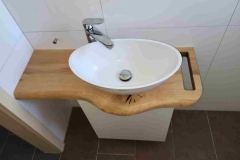 Wandhängendes Badmöbel; Korpus aus Spessarteiche, seitliche Griffausfräsung