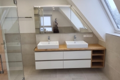 Badmöbel mit Spiegelschrank unter der Dachschräge