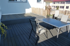 Dachterrasse belegt mit WPC-Dielen plus integrierter Sitzbank
