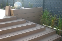 Terrasse mit Treppe aus WPC-Dielen
