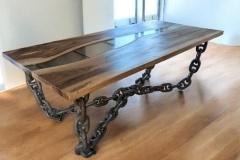Nussbaumtisch mit Kettenfußgestell