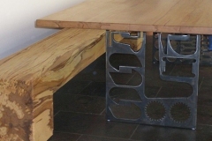 Tisch und Bank aus Kernbuche-Detail Tischuntergestell aus Schwarzstahl