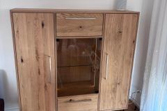 Eiche-Highboard mit LED-Beleuchtung, Massivholzschubladen und Glastürchen