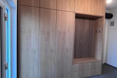 Garderobe mit extra Stauraum und Akustikpaneele