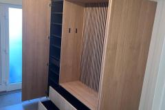 Garderobe mit extra Stauraum und versteckten Kleiderhaken