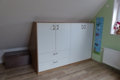 Kniestockschrank