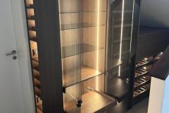 beleuchteter Weinlagerschrank mit Auszügen zum einfachen Entnehmen