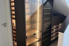 beleuchteter Weinlagerschrank, teilweise mit Temperierung