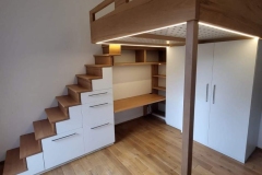 Kinderzimmertreppe mit Hochbett und integrierten Schubläden