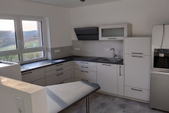 Küche mit freistehendem Kühlschrank