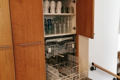 Hochgebaute Spülmaschine mit darüber angeordnetem Gläserschrank