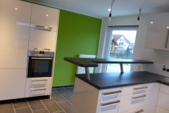 Hochglanzküche mit Theke