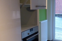 Hochglanzküche mit Theke - Detail Klappsysteme