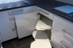 Hochglanzküche mit Theke - Eckschrank-Möglichkeit LeMans-Auszug