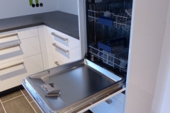 Hochglanzküche mit Theke hochgesetzte Spülmaschine