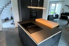 Kochinsel mit Granit-Arbeitsplatte und Pultplatte aus Massiveiche