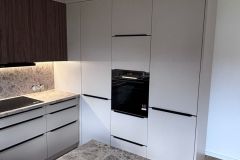 Küche mit hochgesetztem Backofen