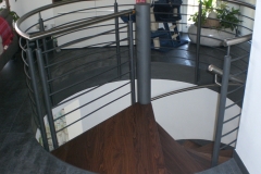 Nussbaumstufen auf Stahlspindeltreppe 2