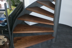 Nussbaumstufen auf Stahlspindeltreppe 1