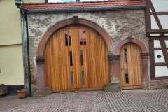 Hoftor mit Rundbogentür aus robuster und sägerauer Lärche