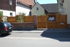Hoftor mit Zaun