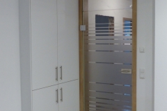 Glastür mit Streifenmotiv