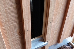 Tür Nebengebäude aus einheimischer Lärche mit Leistenschalung - Detail Fensterbank