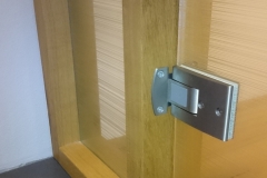 Windfang mit Pendeltür aus Glas  - Detail Pendeltürband