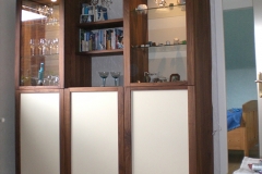 Vitrine aus amerikanischem Nussbaum mit cremefarbenen Füllungen